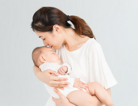The correct holding method for newborns