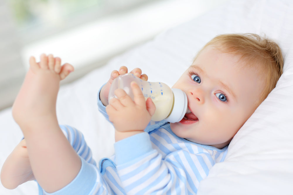 What should I do if a baby who converts breast milk to milk powder does not eat a bottle?